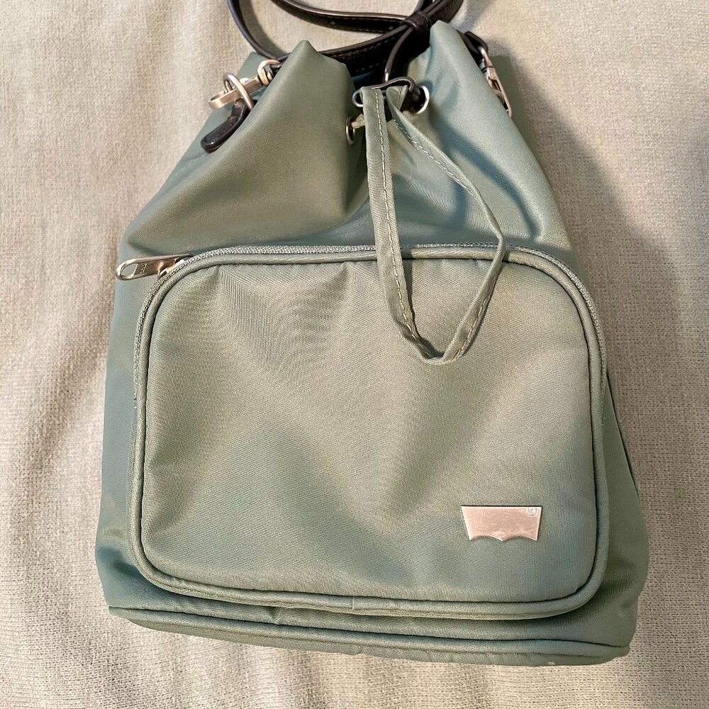 LEVI'S WOMEN'S BUCKET BAG DARK FOREST